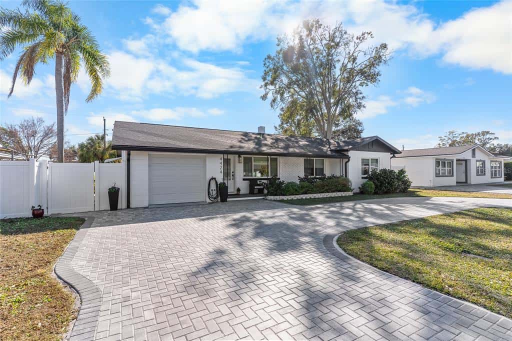 Single Family Residence in TAMPA
