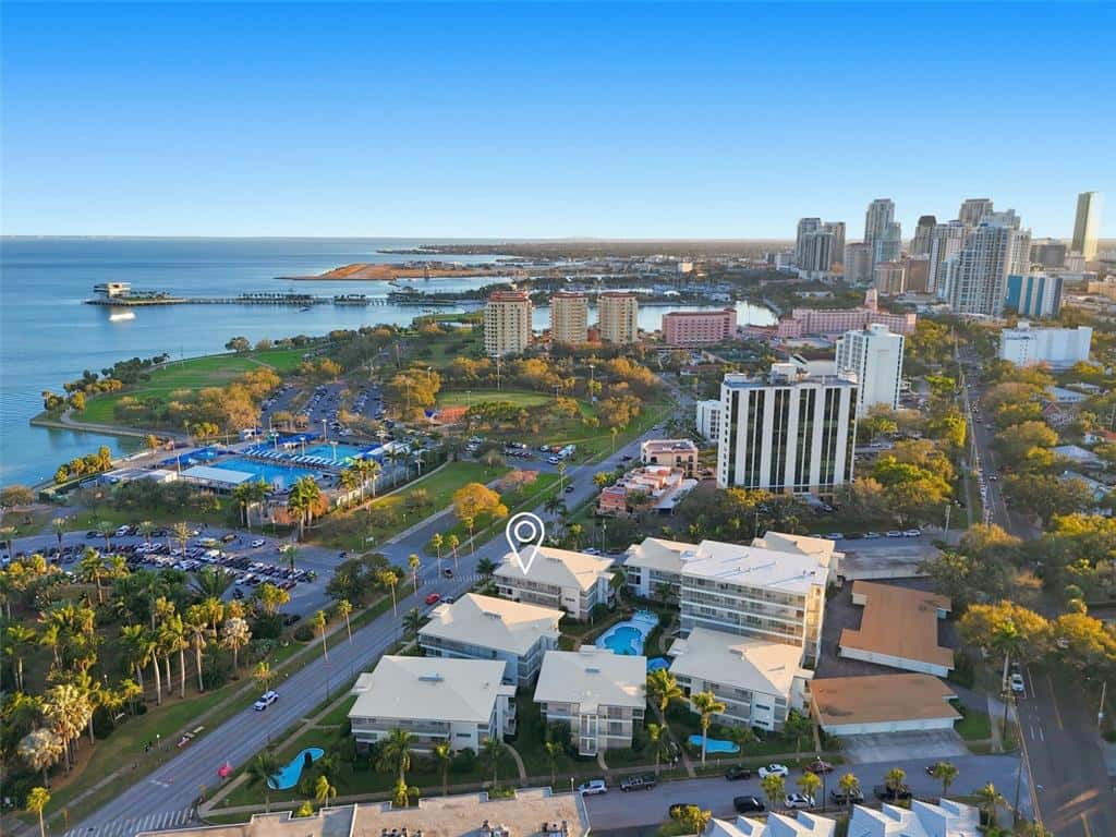 Condominium in ST PETERSBURG