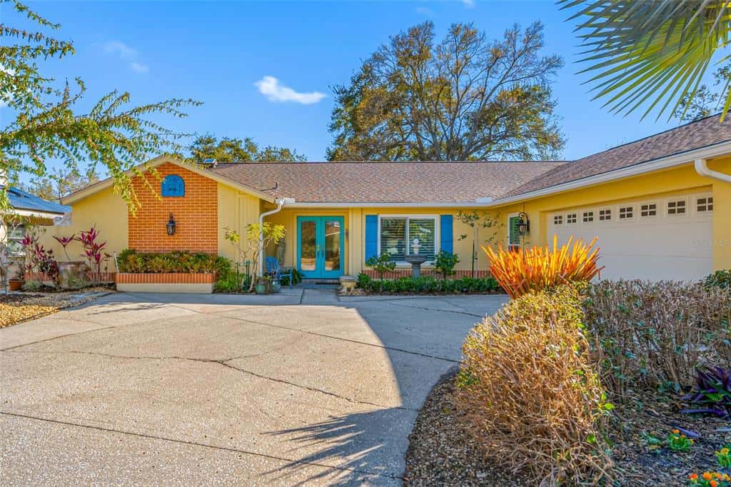 Single Family Residence in PALM HARBOR