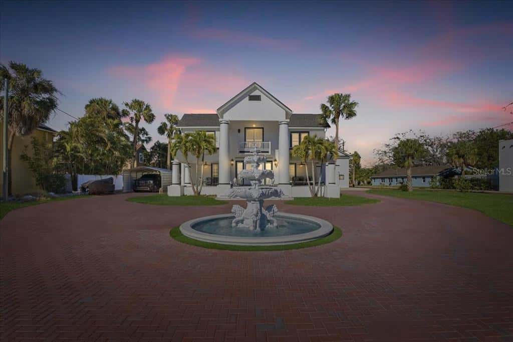Single Family Residence in TARPON SPRINGS