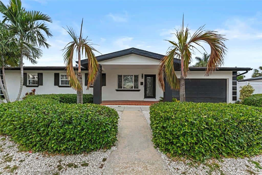 Single Family Residence in ST PETERSBURG