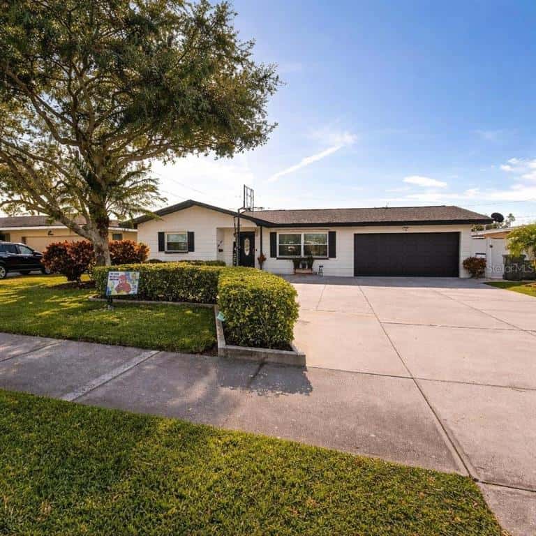 Single Family Residence in LARGO