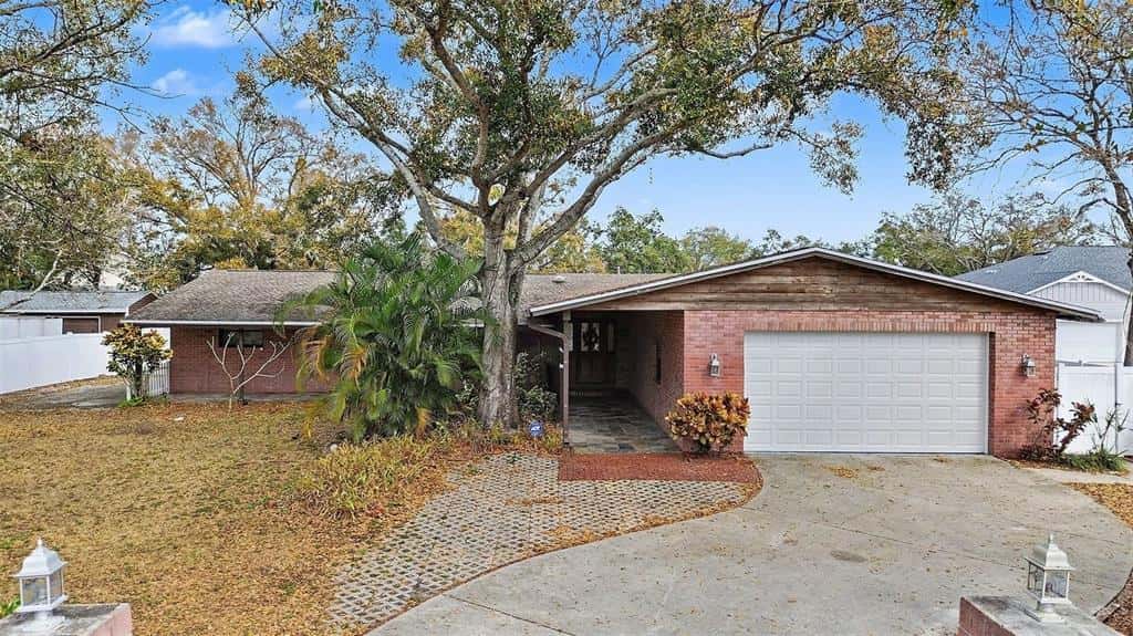 Single Family Residence in PINELLAS PARK