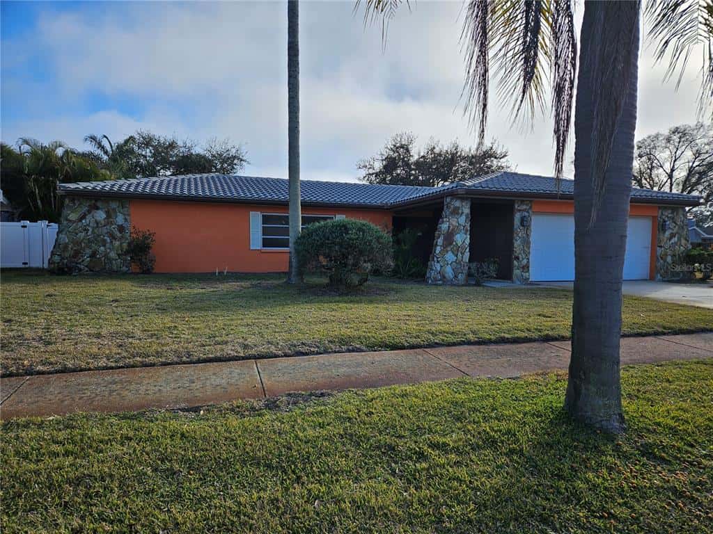 Single Family Residence in PALM HARBOR