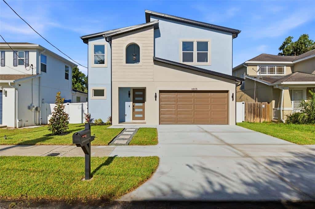 Single Family Residence in TAMPA