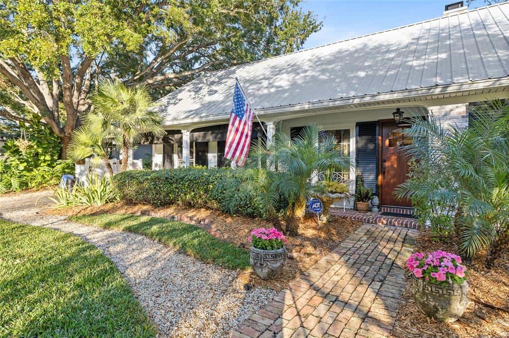 Single Family Residence in TAMPA