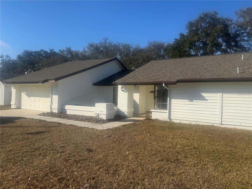 Single Family Residence in PALM HARBOR