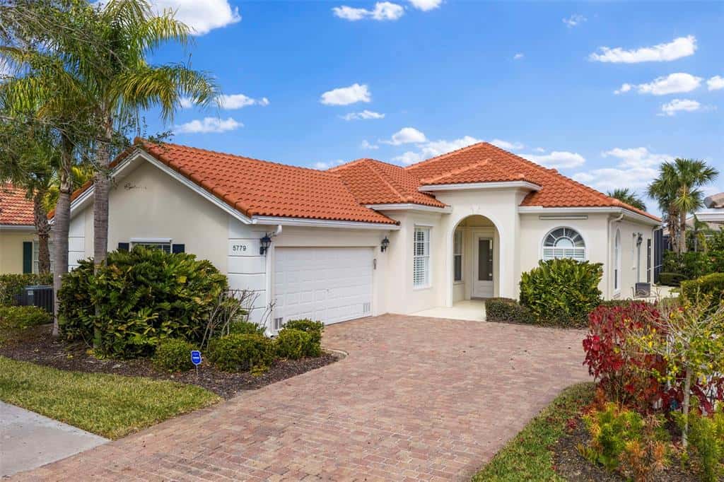 Single Family Residence in SARASOTA