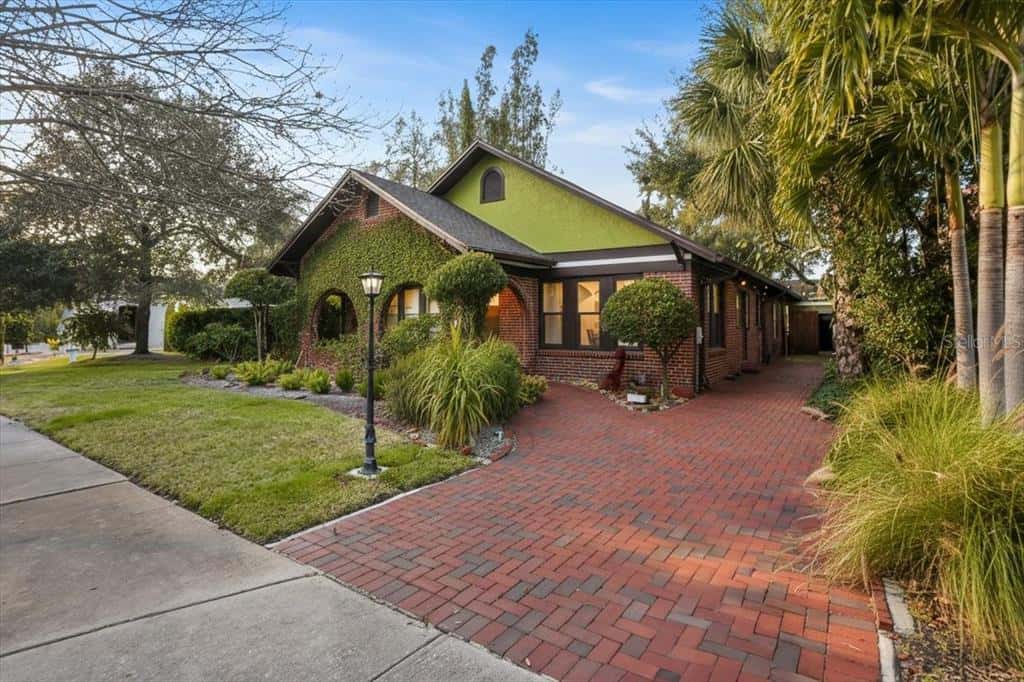 Single Family Residence in TAMPA