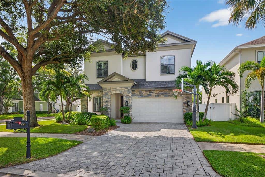 Single Family Residence in TAMPA
