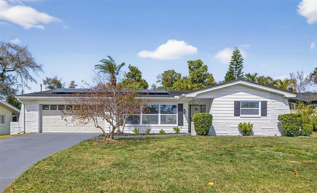 Single Family Residence in LARGO