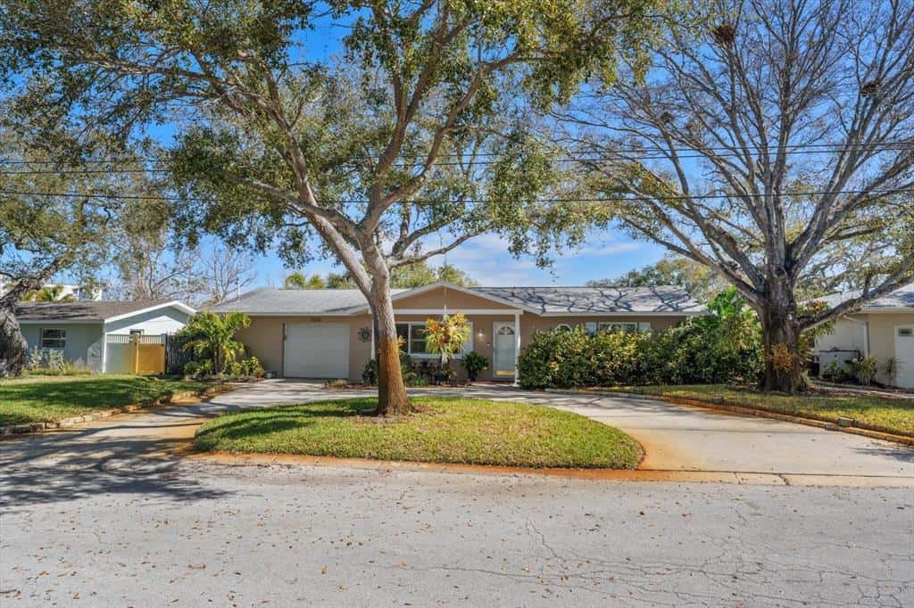 Single Family Residence in LARGO