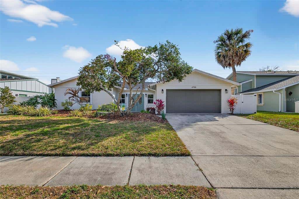 Single Family Residence in TAMPA