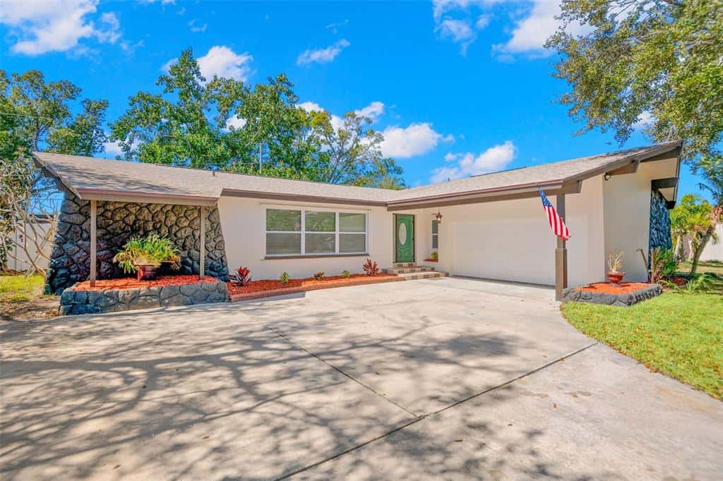 Single Family Residence in LARGO