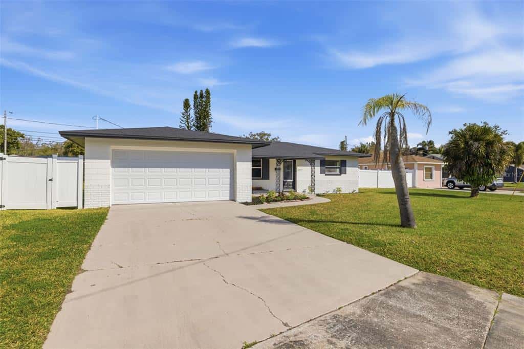 Single Family Residence in ST PETERSBURG