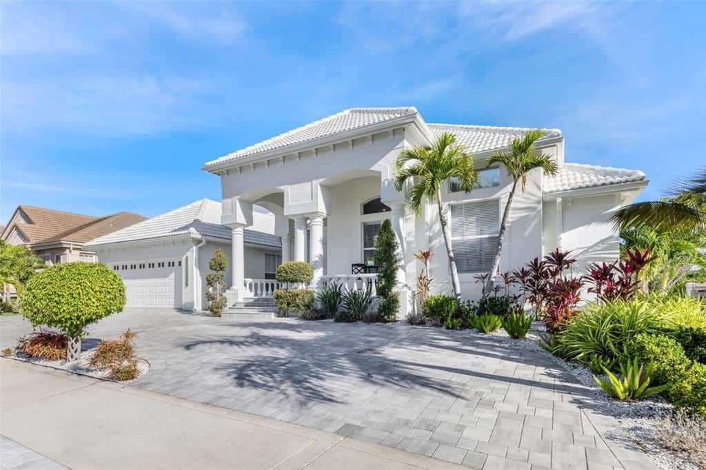 Single Family Residence in APOLLO BEACH