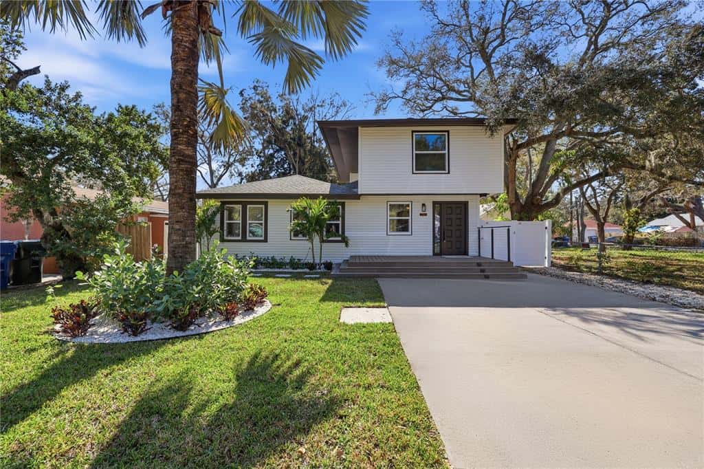 Single Family Residence in LARGO