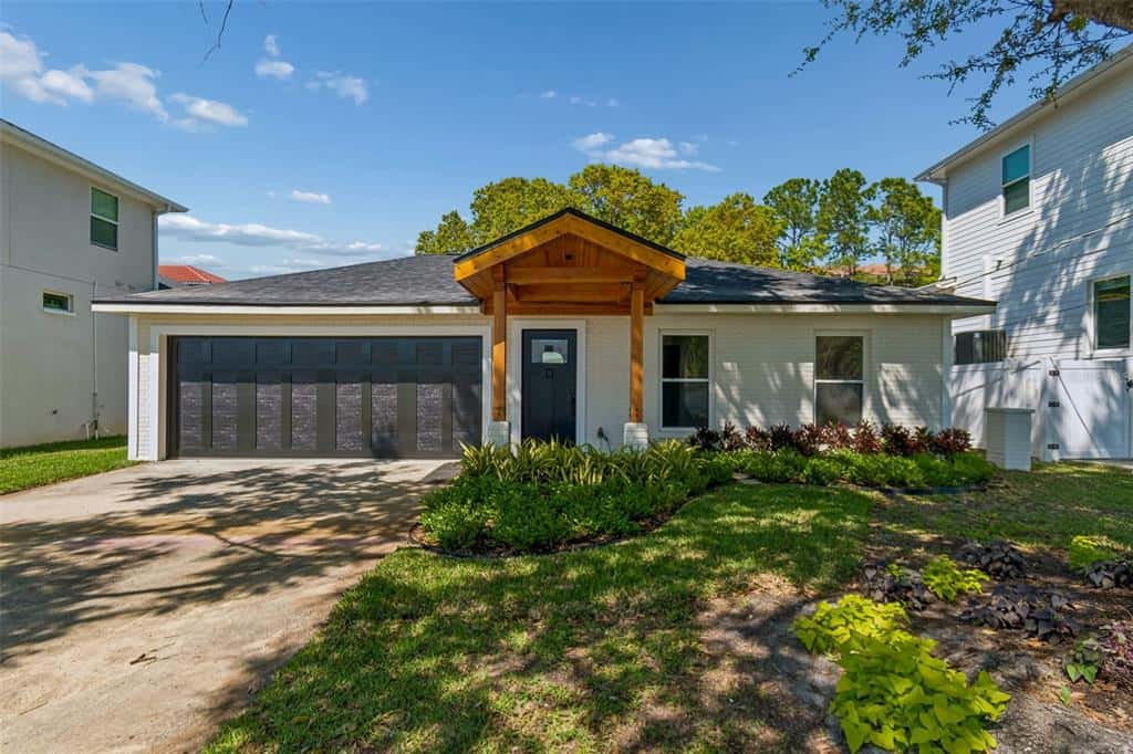 Single Family Residence in TAMPA
