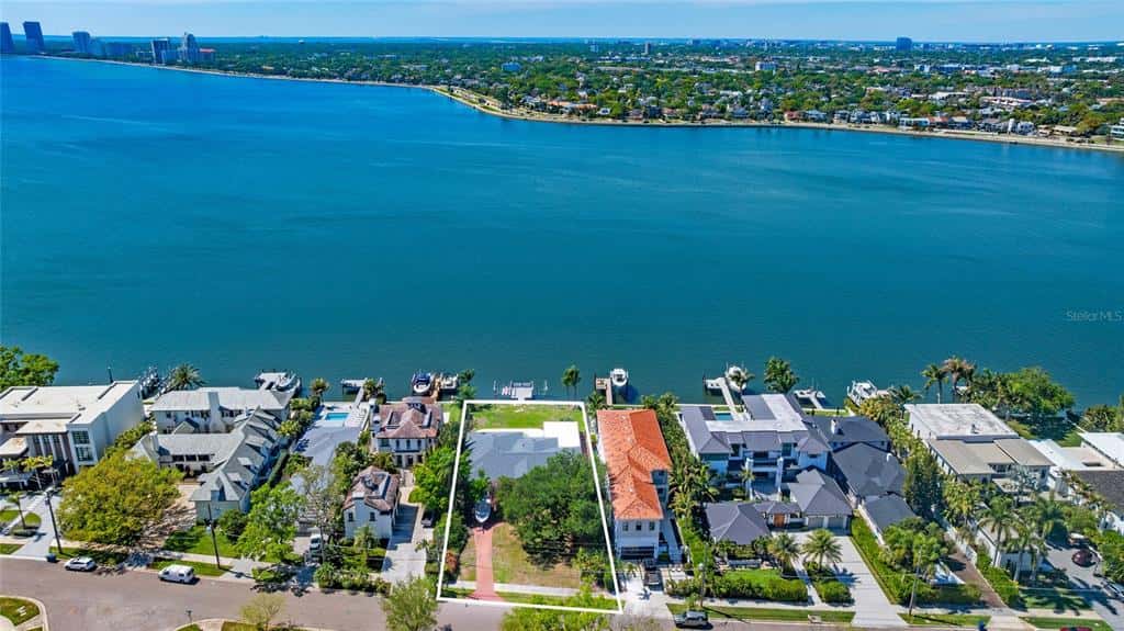 Single Family Residence in TAMPA