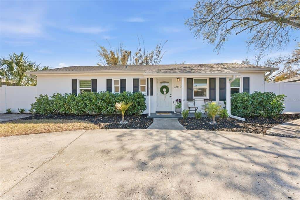 Single Family Residence in TAMPA