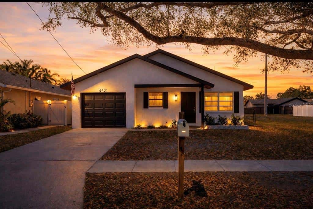 Single Family Residence in PINELLAS PARK