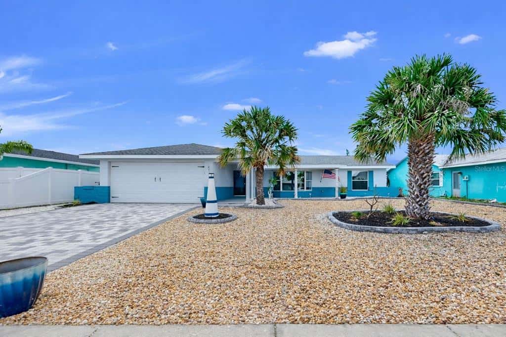 Single Family Residence in APOLLO BEACH