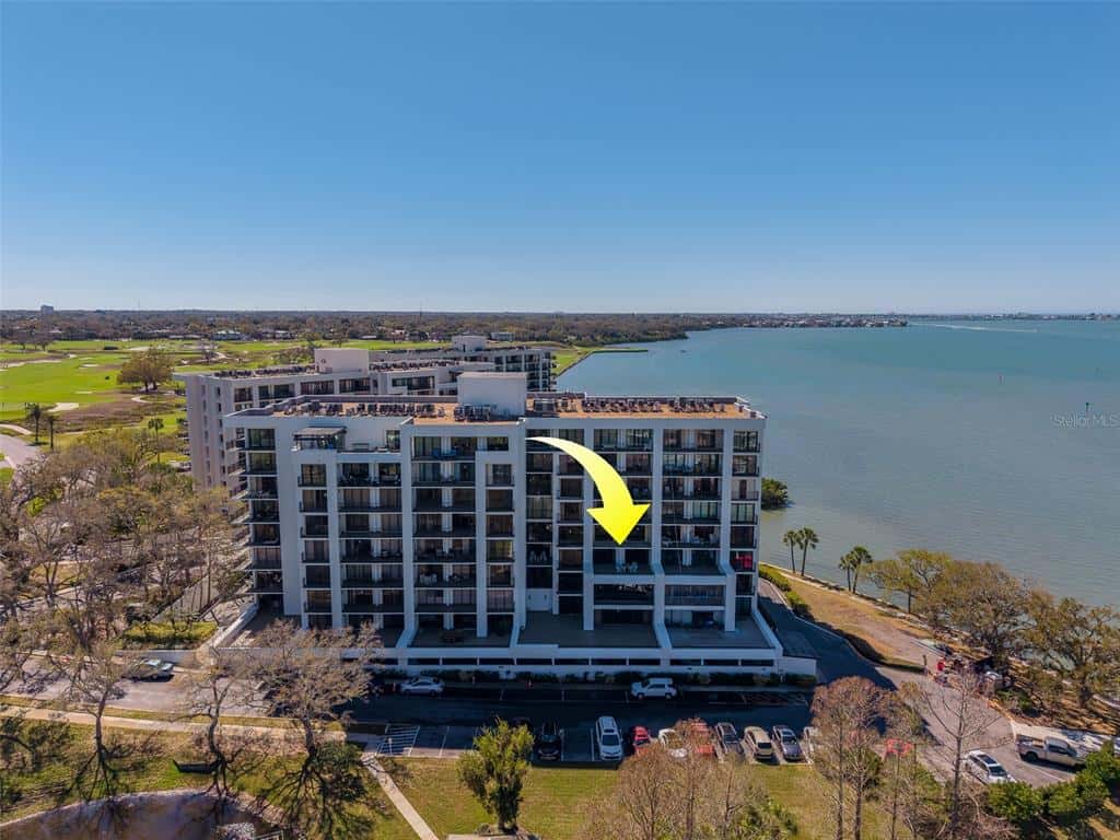 Condominium in BELLEAIR