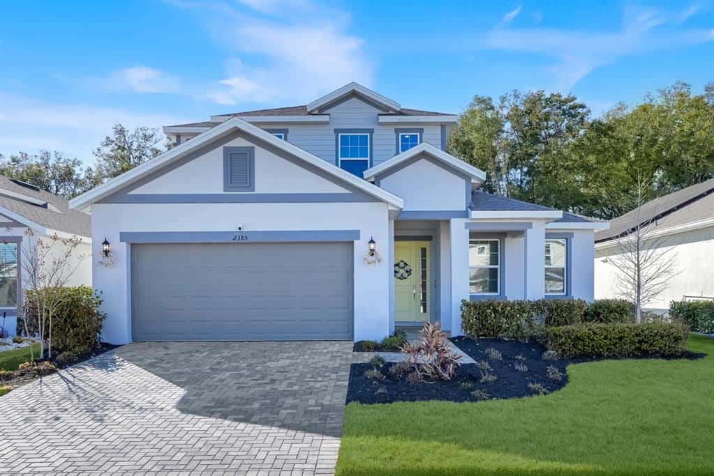 Single Family Residence in MOUNT DORA