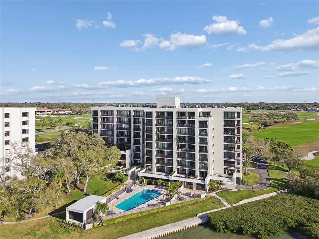 Condominium in BELLEAIR