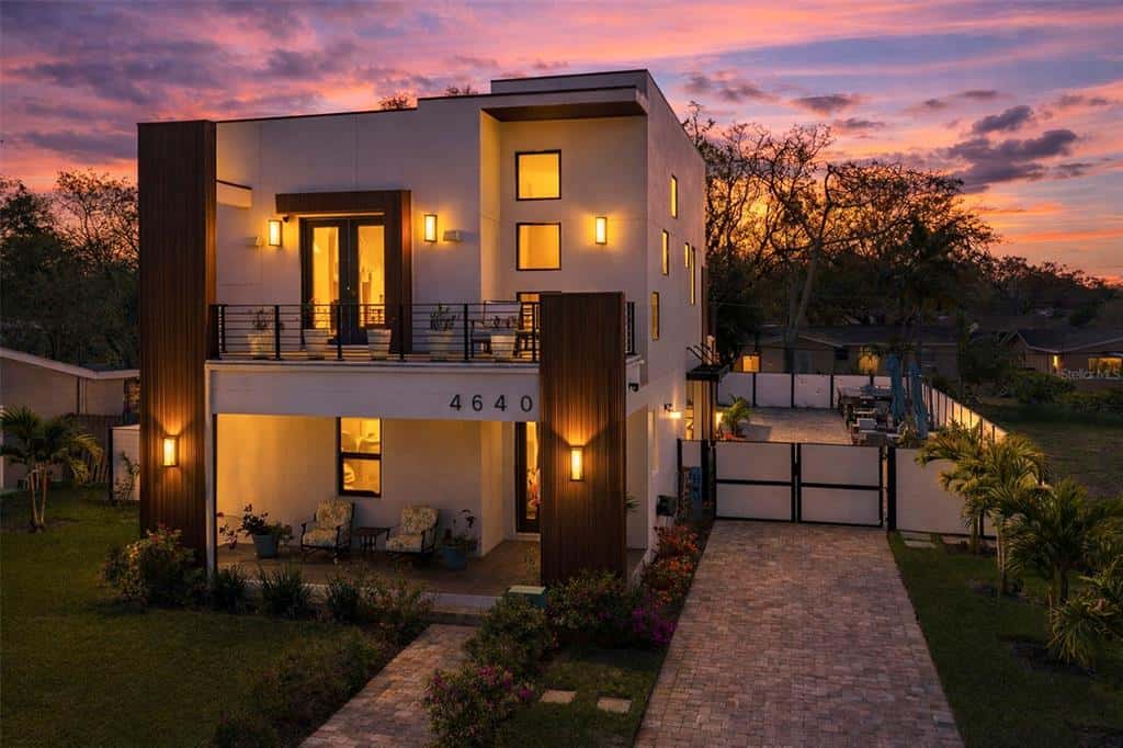 Single Family Residence in ST PETERSBURG