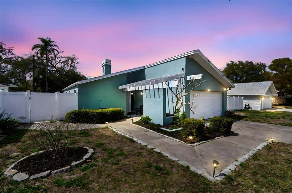 Single Family Residence in LARGO