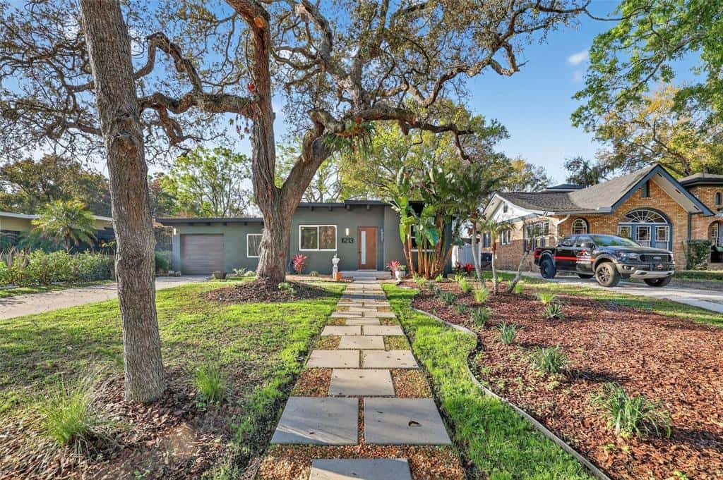Single Family Residence in TAMPA