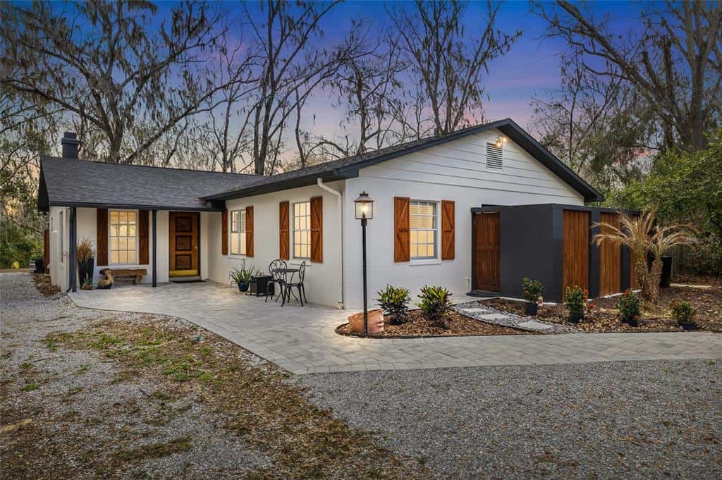 Single Family Residence in RIVERVIEW