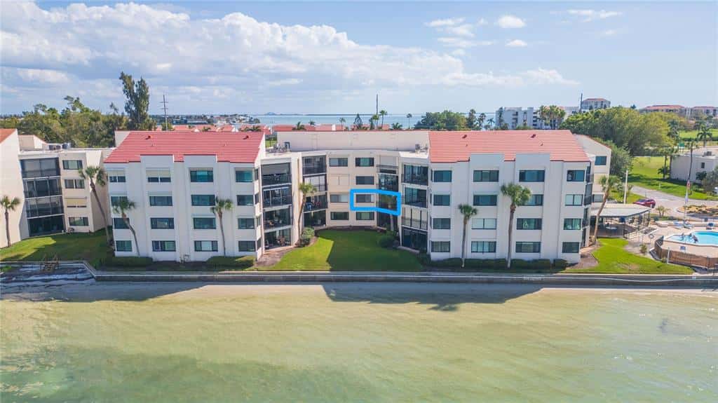 Condominium in ST PETERSBURG