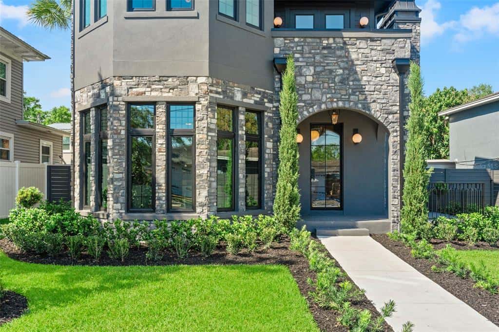 Single Family Residence in TAMPA