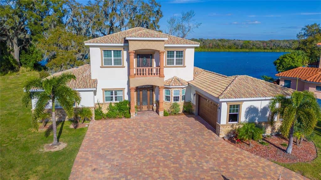 Single Family Residence in LAKELAND