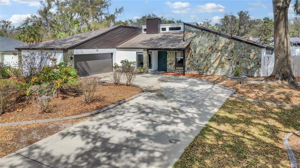 Single Family Residence in VALRICO