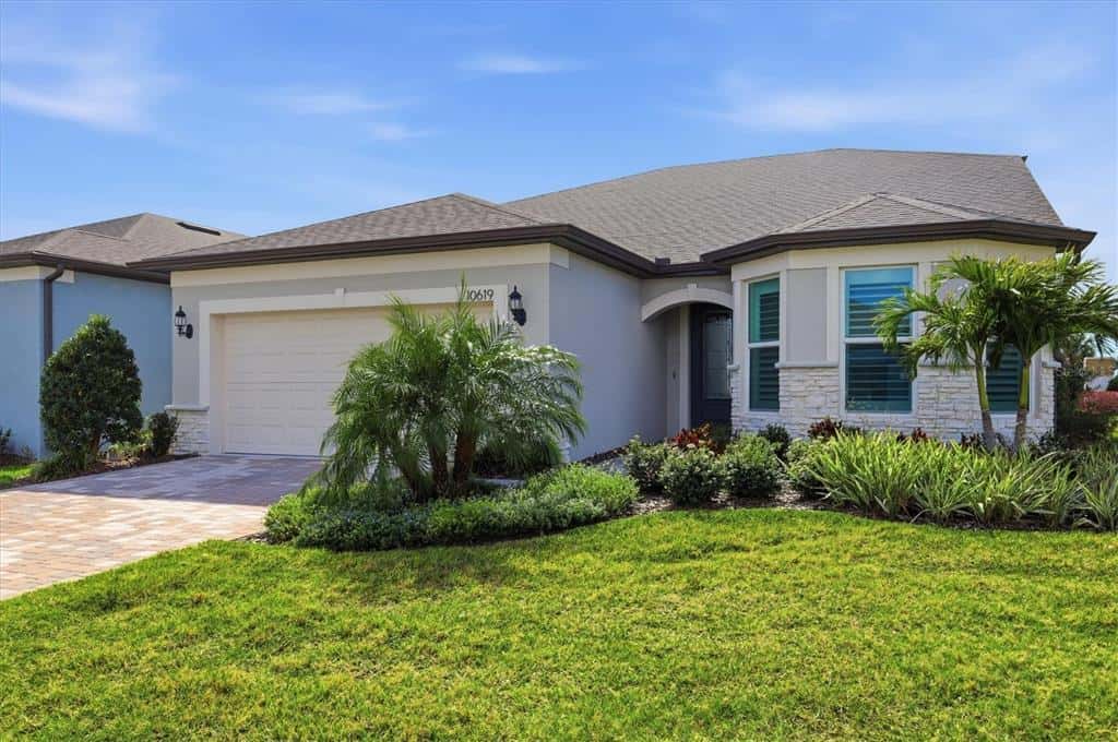 Single Family Residence in PARRISH