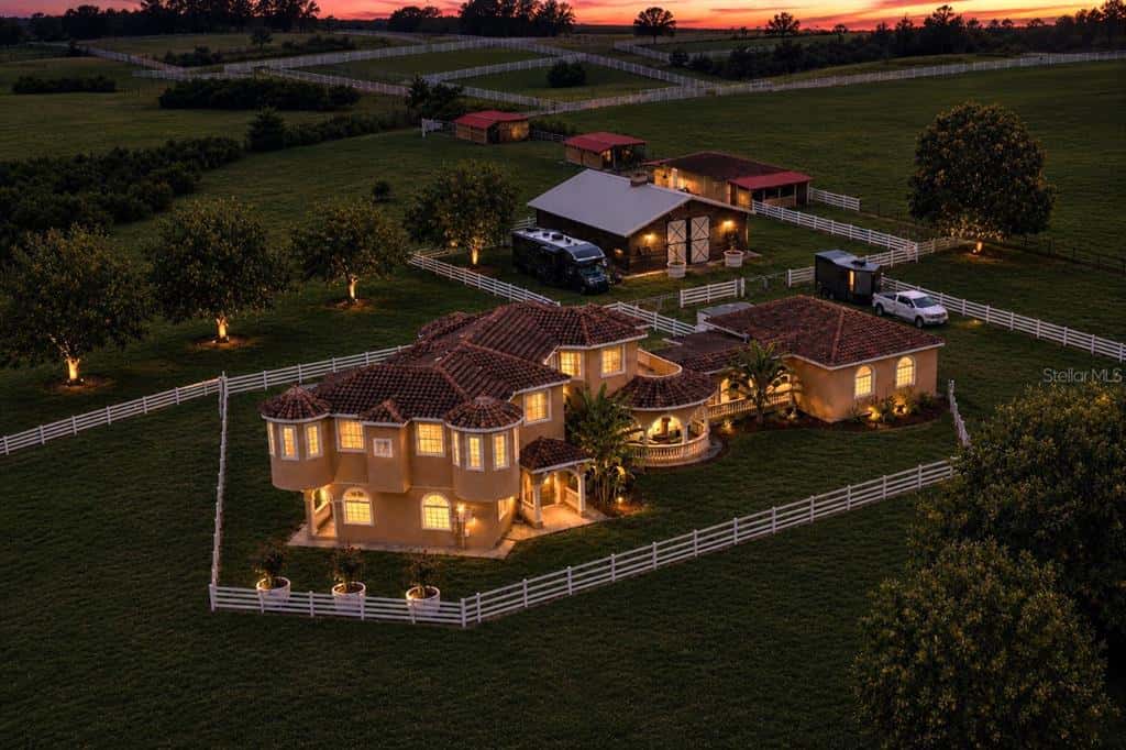 Single Family Residence in GROVELAND