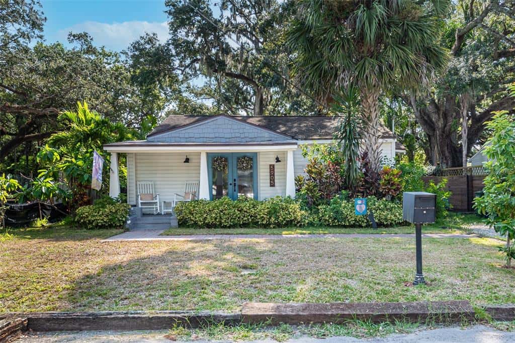Single Family Residence in TAMPA