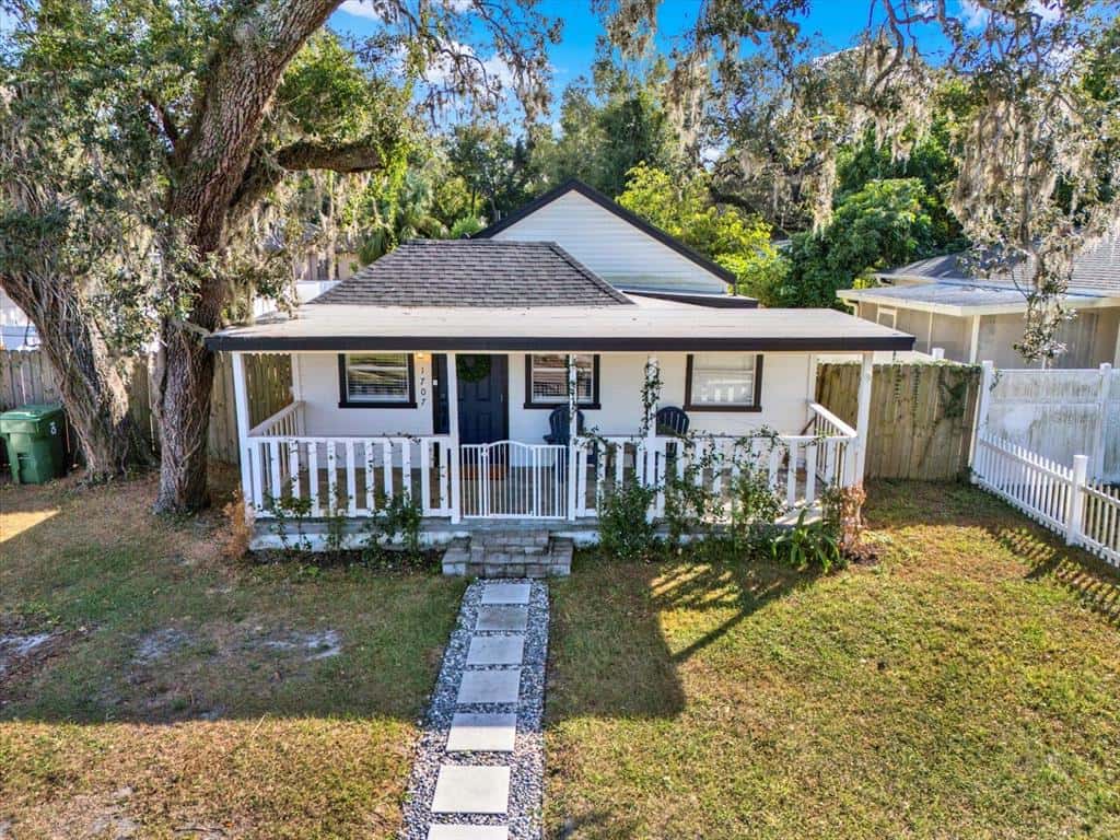 Single Family Residence in TAMPA