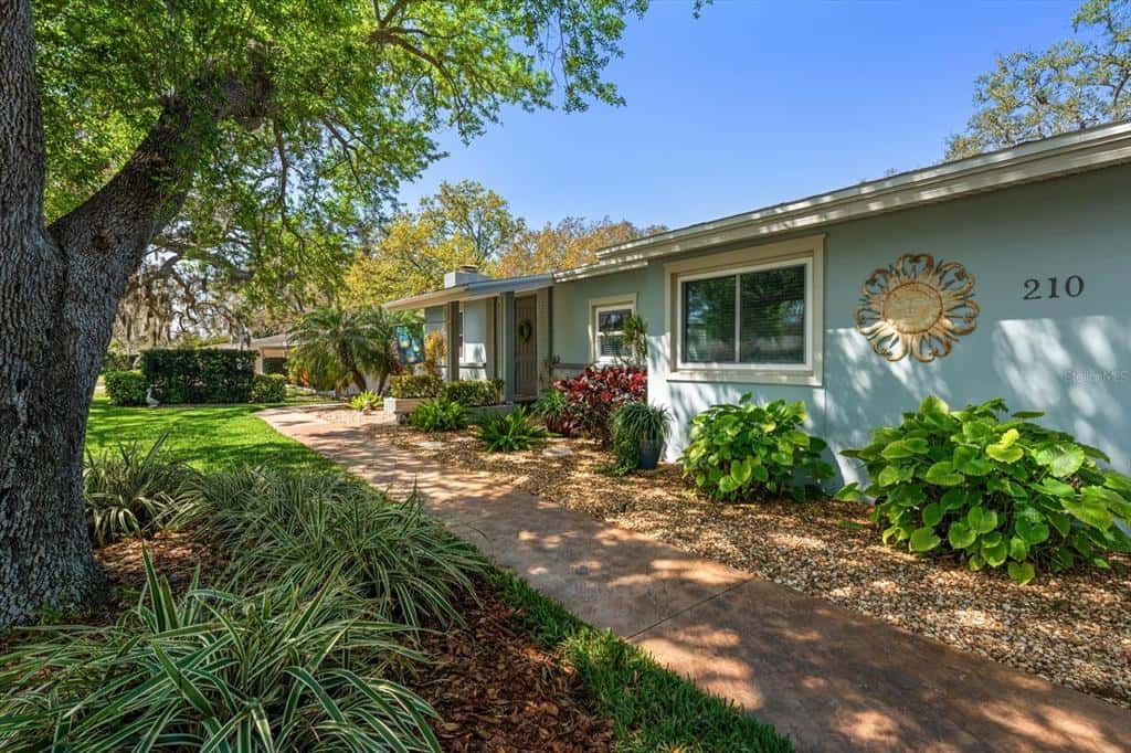 Single Family Residence in LARGO