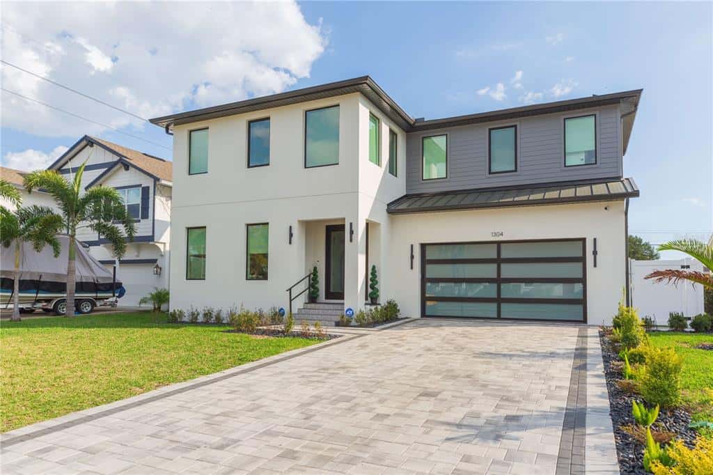 Single Family Residence in TAMPA