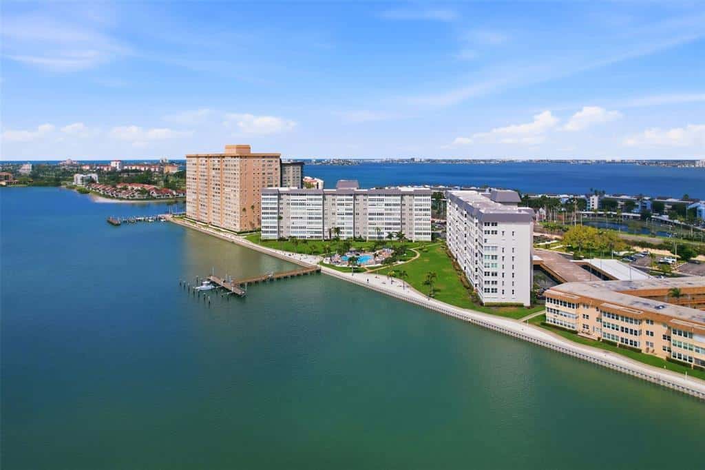 Condominium in ST PETERSBURG