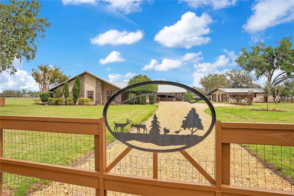 Single Family Residence in PLANT CITY