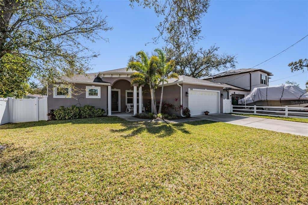 Single Family Residence in TAMPA