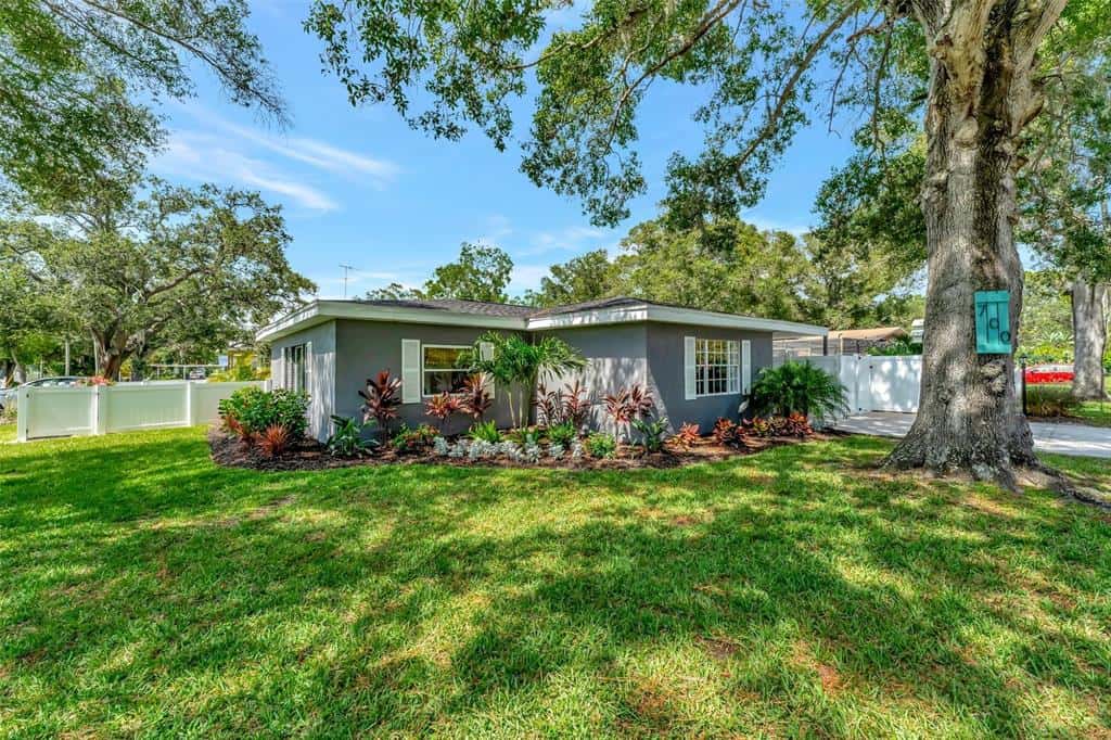 Single Family Residence in LARGO