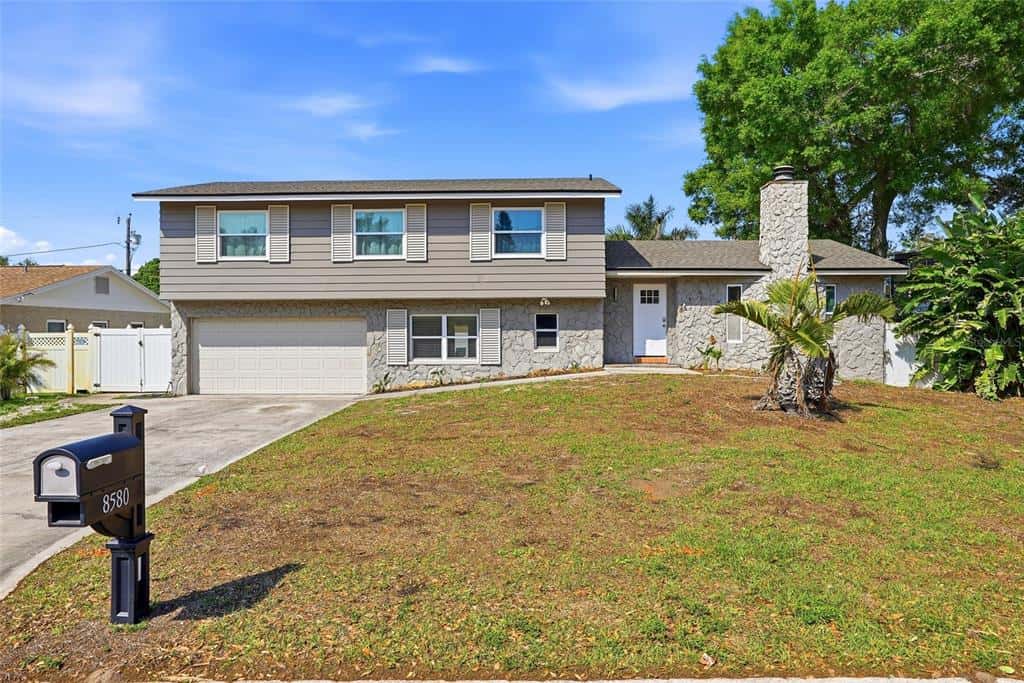 Single Family Residence in SEMINOLE
