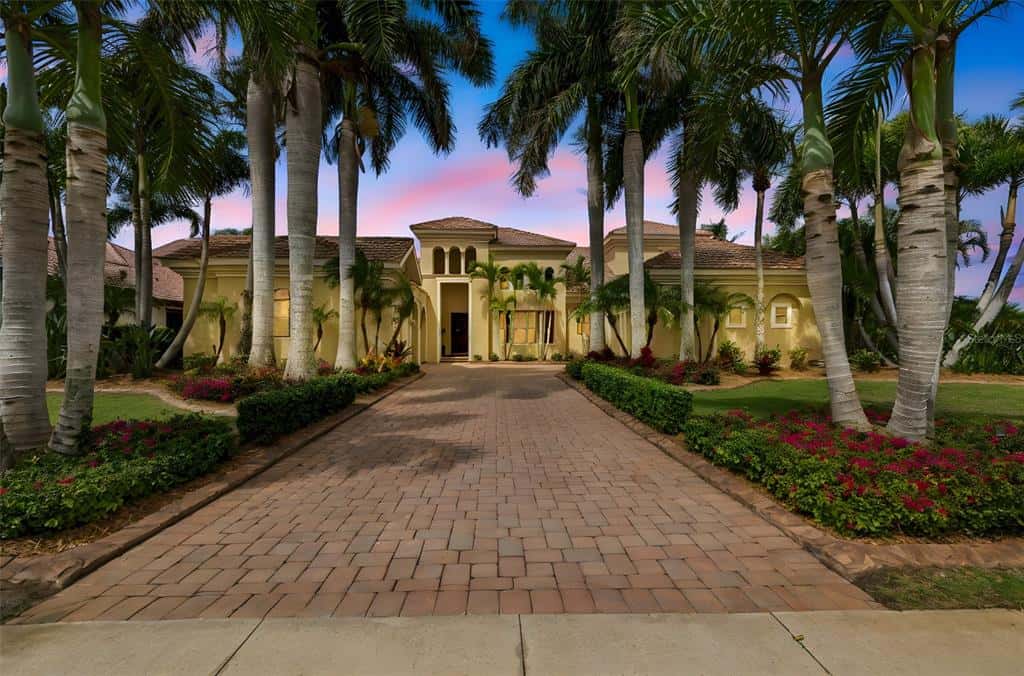Single Family Residence in APOLLO BEACH