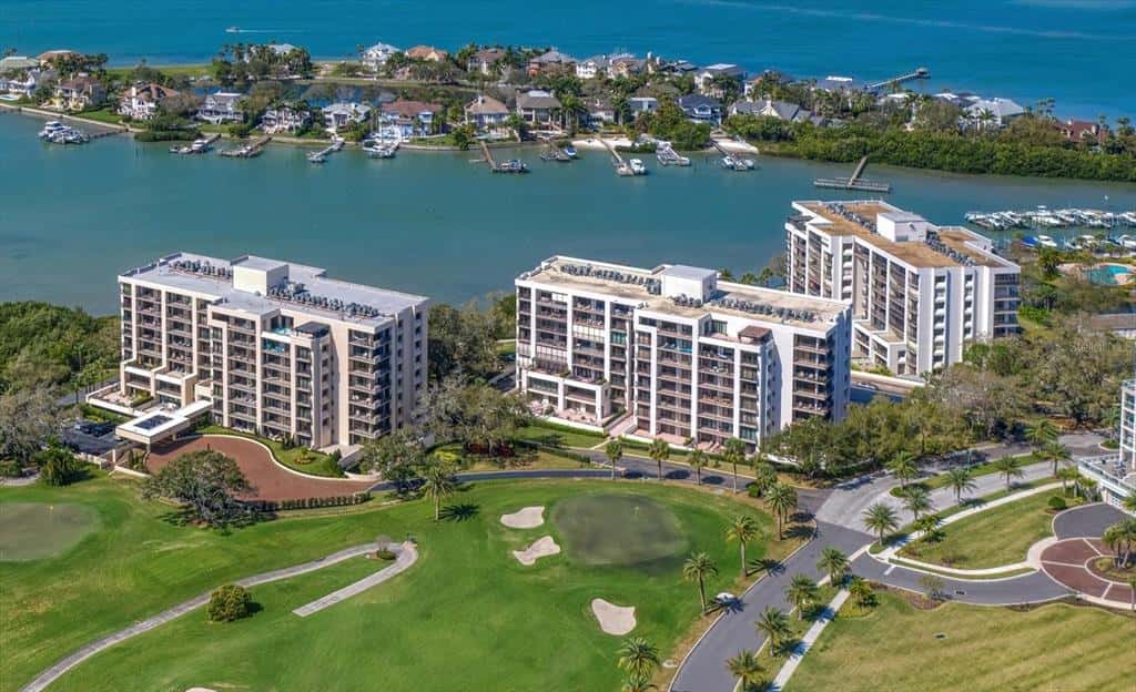 Condominium in BELLEAIR